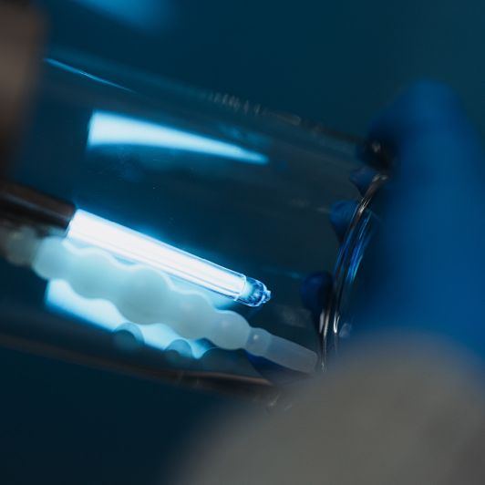 Therapie mit Sauerstoff und UV-Licht Detailaufnahme des Geräts zur speziellen Bestrahlung mit UV-Licht während einer H.O.T.-Therapie.