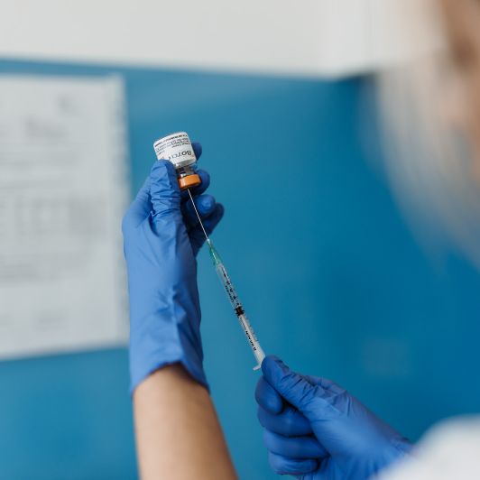 Ästhetische Botox-Behandlung in Burbach und Siegen Nahaufnahme einer medizinischen Fachangestellten, die eine Spritze mit Botulinumtoxin füllt.